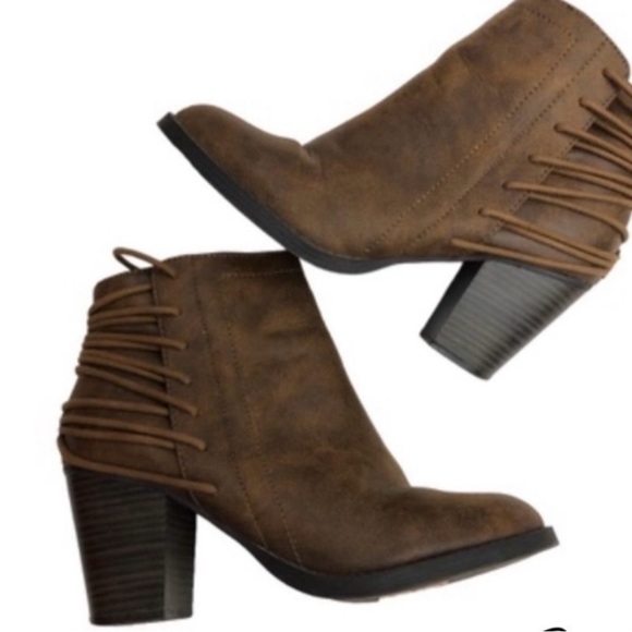 Candie's Caboots Scoot Brown
Leather Ankle-Zip Boots - Picture 1 of 4
